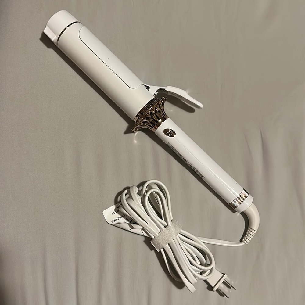 T3 BodyWaver 1.75-inch clip barrel curling iron for waves and volume